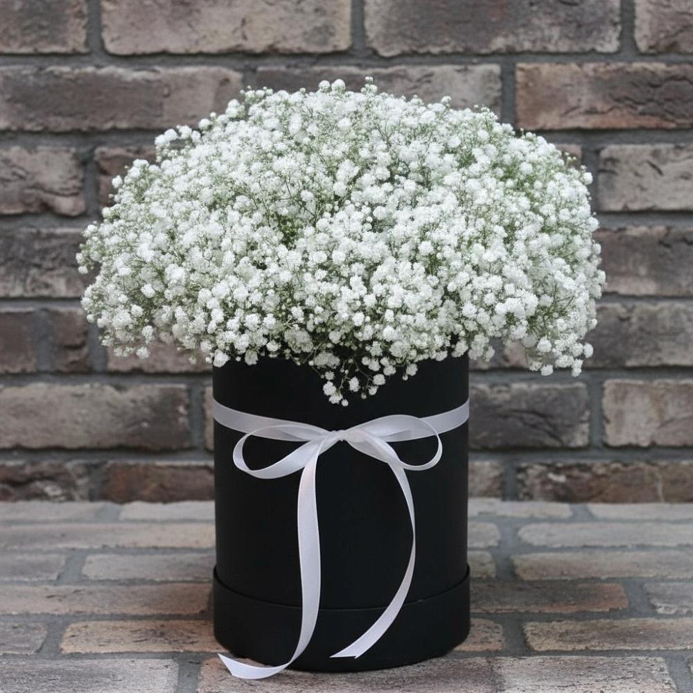 Цветочная композиция из Гипсофила в шляпной коробке в Менделеево