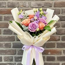 Букет цветов из:  Лизиантусы и Розы в Менделеево