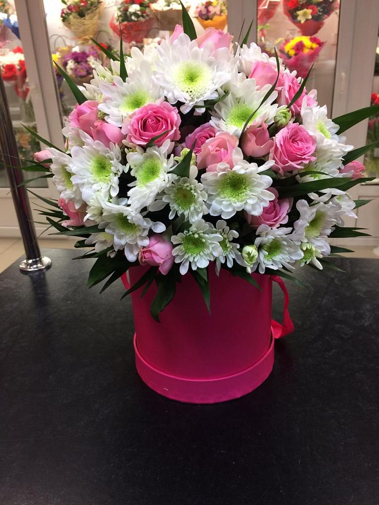 Цветочная композиция из Розы и Хризантемы в шляпной коробке в Менделеево