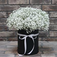Цветочная композиция из Гипсофила в шляпной коробке в Менделеево
