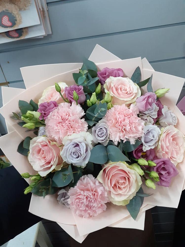 Букет цветов из: Розы, Гвоздики и Лизиантусы в Менделеево